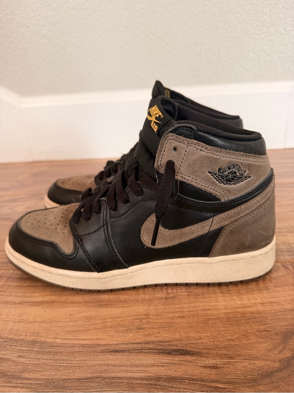 Nike Air Jordan 1 Mid Top Sneakers - Black Leather & Brown Suede Size 6.5 - Picture 3 of 8